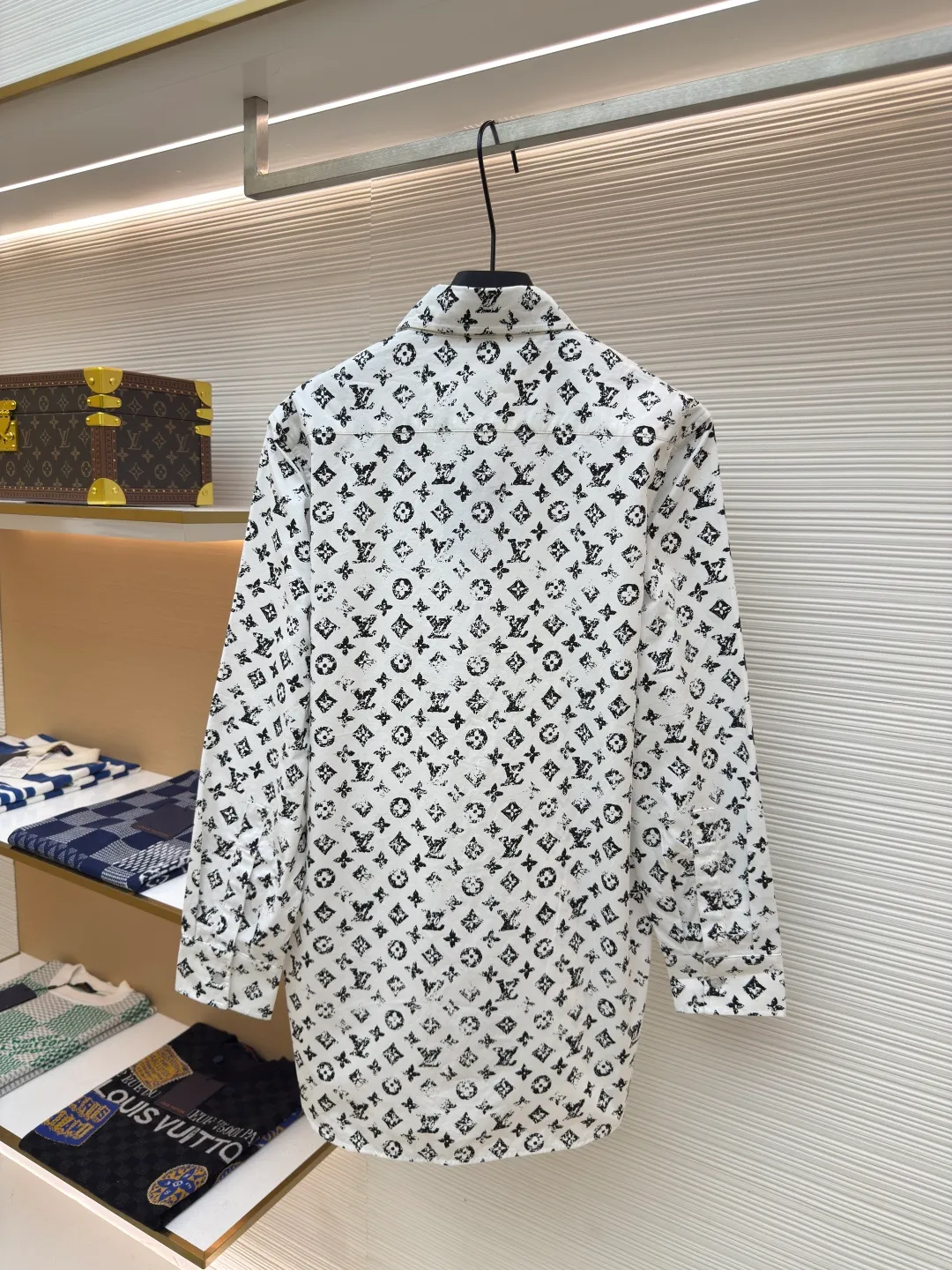 LOUIS VUITTON black full-print shirt ●Authentic product: Purchased and developed by 16612 ●Item number: 1680322-B15 ●Fabric: polyester fiber fabric ●Technology: Positioned cutting machine ●Version: Fitted version ●Weight: about 325 grams ●Size: 34-36-38-40 ●Description: The new shirt is made of soft and light silk-cotton blend, with full-width Monogram cutting to present a rich texture. Contrast buttons and a chest patch pocket add sophisticated details. The overall wiring is straight and delicate, the fabric is comfortable and soft, and the color is consistent without color difference. It can be matched with the same style to create a fashionable look and control various occasions. Customized accessories, complete with three standards, same style for men and women!